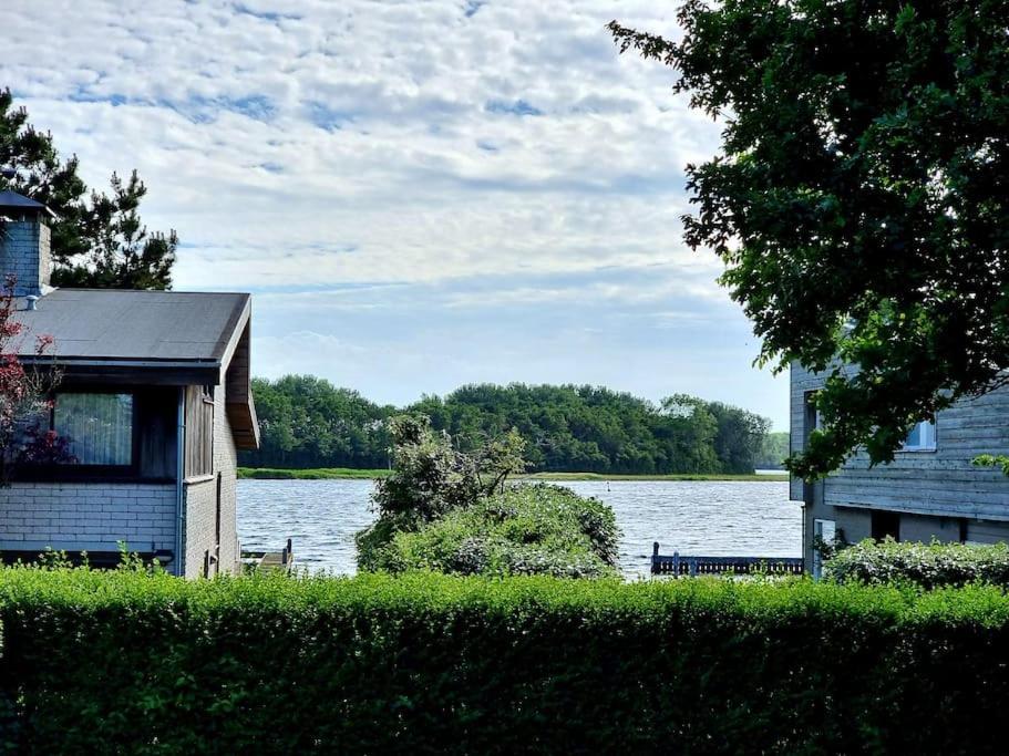 Perfect Place For Water Lovers! Fireplace And Lakeview