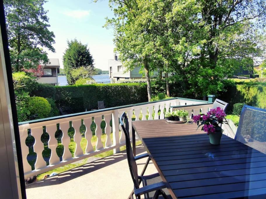Perfect Place For Water Lovers! Fireplace And Lakeview * Kamperland