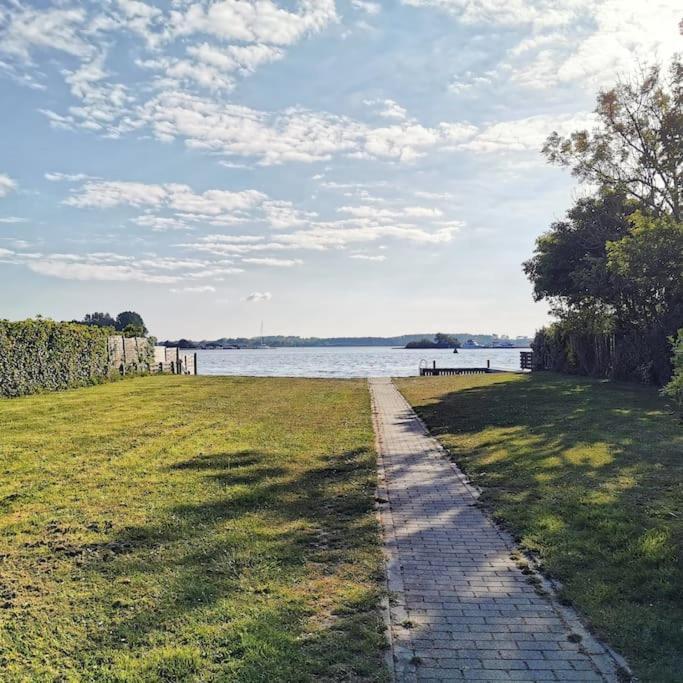Perfect Place For Water Lovers! Fireplace And Lakeview